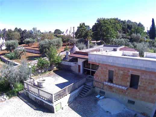 Villetta Con Trullo e Deposito in Zona Collinare